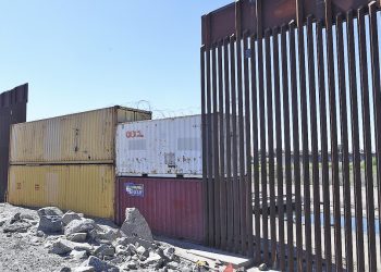 Arizona Ignores Federal Government Orders to Remove Blockade of Border