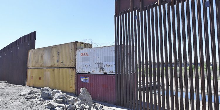 Arizona Ignores Federal Government Orders to Remove Blockade of Border