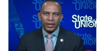 Former WH Press Secretary Sean Spicer Blasts CNN’s Jake Tapper On Not Questioning Hakeem Jeffries (D-NY) On Election Denial