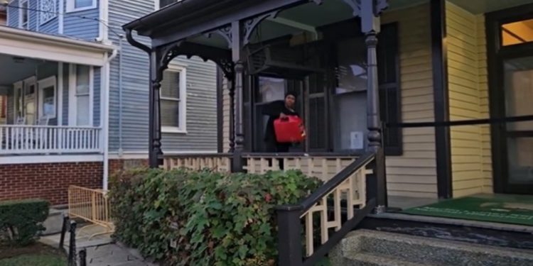 Quick-Thinking Tourists Thwart Young Black Female Arsonist at Martin Luther King Jr.’s Birth Home [VIDEO]