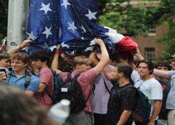 Fraternity Brothers Defend American Flag During Campus Palestinian Protest at UNC