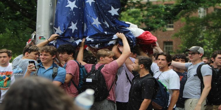 Fraternity Brothers Defend American Flag During Campus Palestinian Protest at UNC